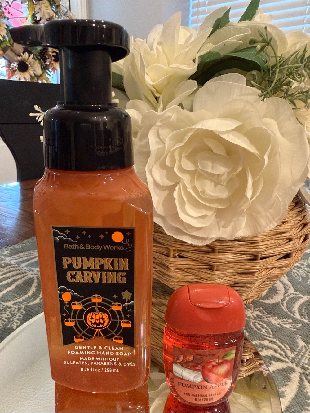 Bath & Body Works Pumpkin Carving Foaming Hand Soap + 1 handsanitizer